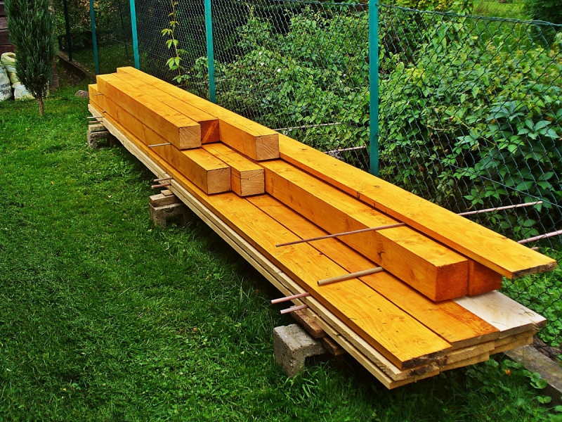 ebeniste-LANTOSQUE-min_boards_the_rafters_joinery_tree_painting_wood_colored_paint-871508